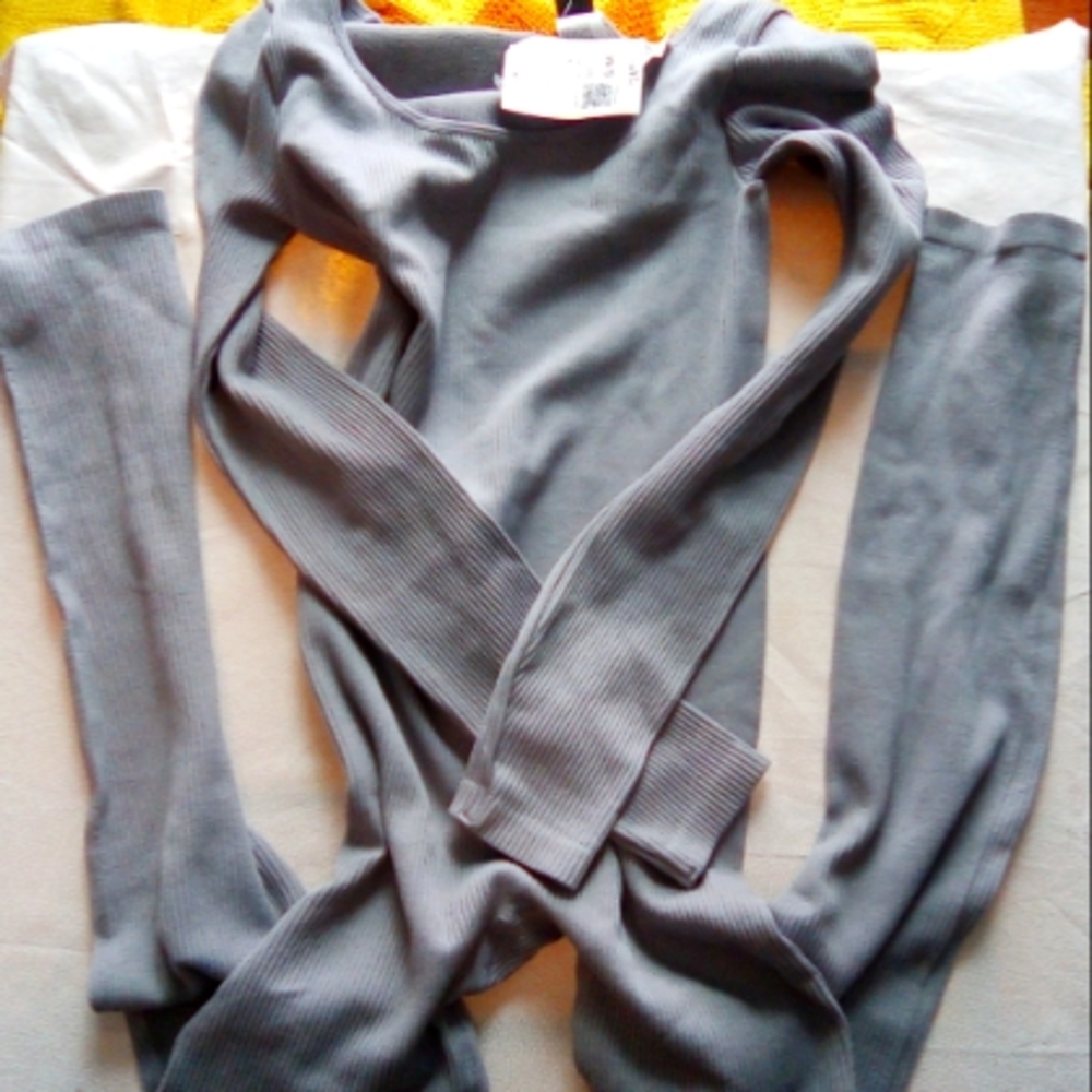 Forever 21 jumpsuit Brand New With Tags. Super comfy Grey Women's S/M bodysuit.